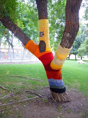 Yarn bombing en Cornella de Llobregat 2017 03 31